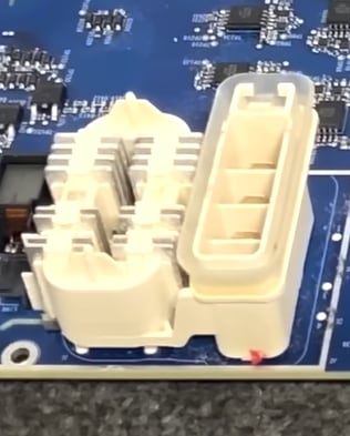 1 kV high-voltage connector with integrated choke